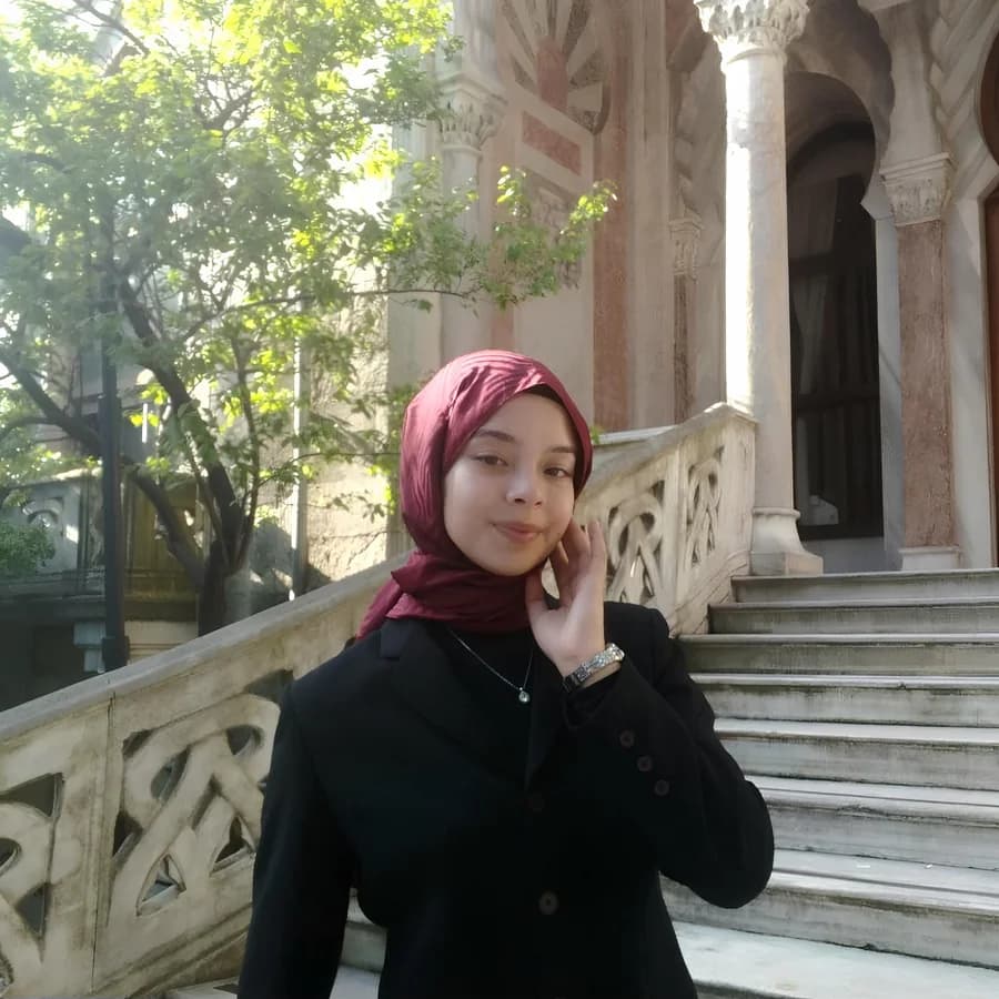Portrait of Zehra Avcı, a student and social innovator from Ankara
